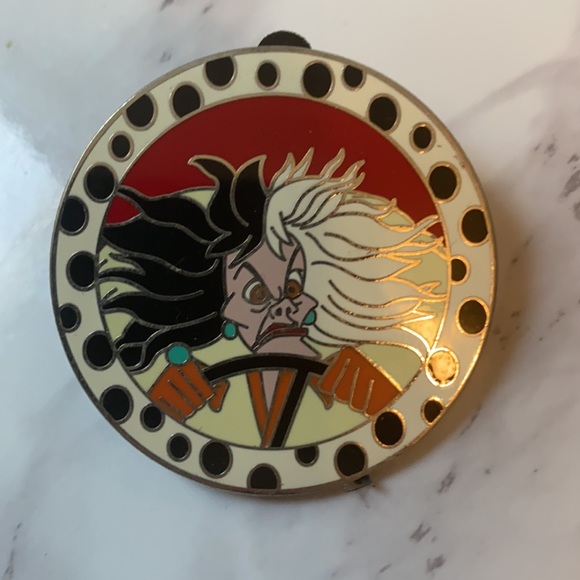 Cruella Devil 101 Dalmatians Disney Pin - Picture 2 of 3